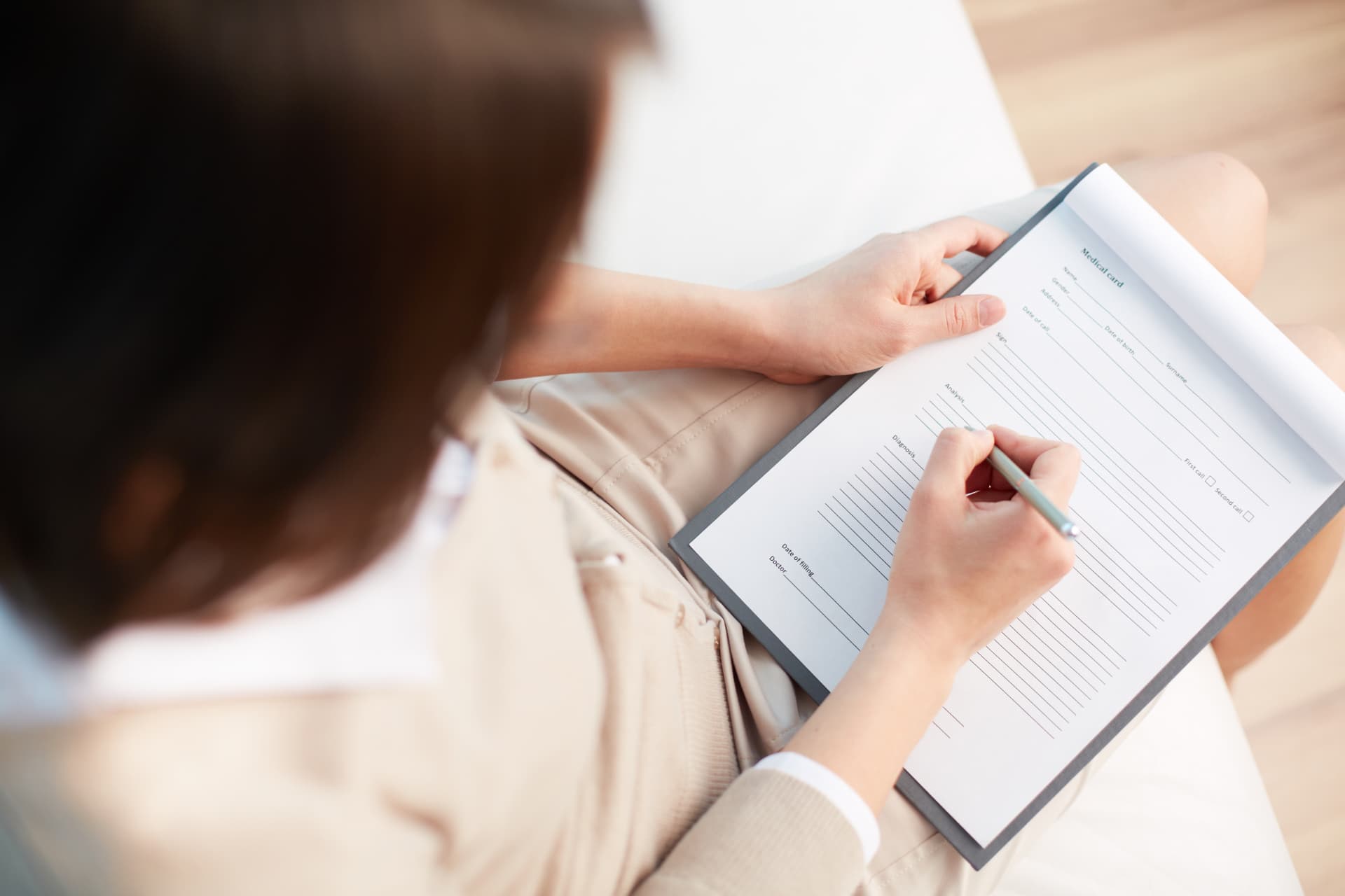 Professionnelle remplissant un formulaire d’évaluation